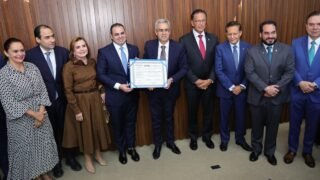 Presidente do TCE-AM prestigia homenagem ao ministro Luiz Gurgel na Aleam
