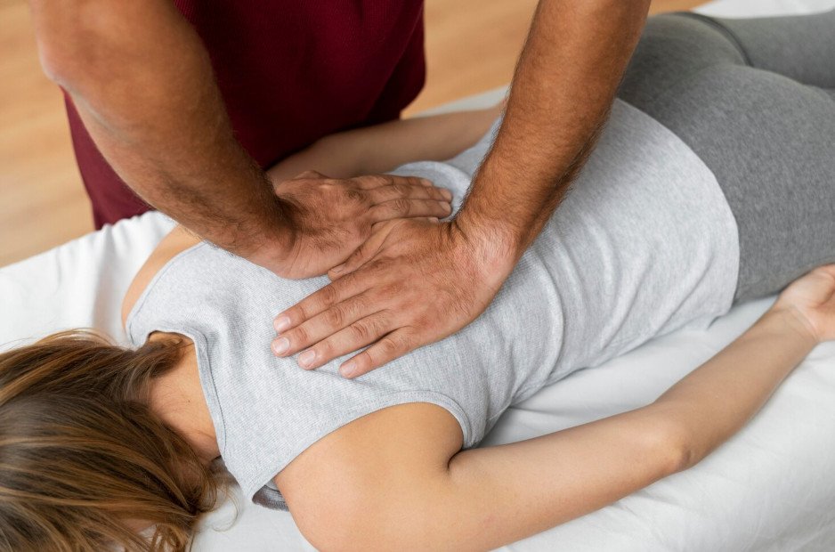 A massoterapia pode ser especialmente útil para pessoas que, além da hipertensão, apresentam tensão muscular, dores nas costas, insônia, ansiedade ou irritabilidade frequente - foto: Freepik Pressão alta: massoterapia pode auxiliar no controle da hipertensão e redução de estresse