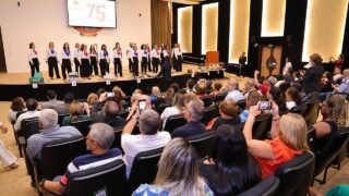 TCE-AM celebra servidores aposentados em manhã de homenagens