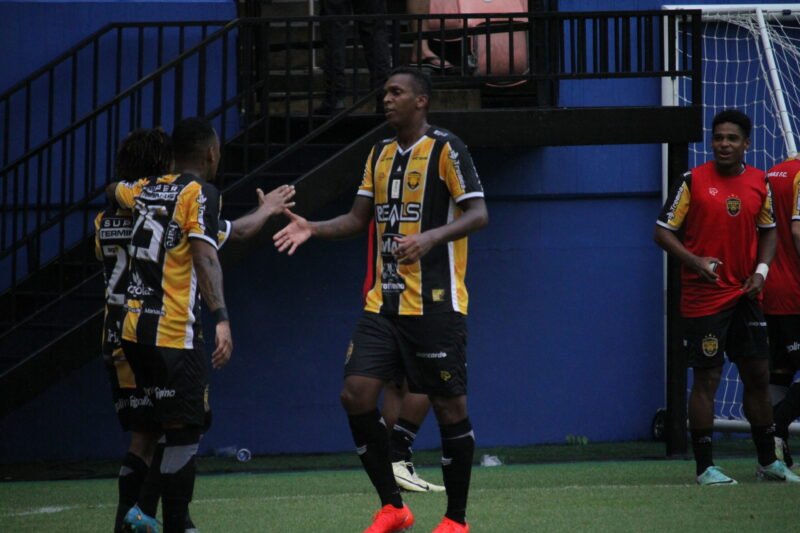 Jô em ação pelo Amazonas FC — Foto: Josemar Antunes/Arquivo