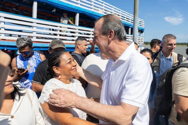 Omar Aziz recebe carinho em Beruri — Foto: Tadeu Rocha