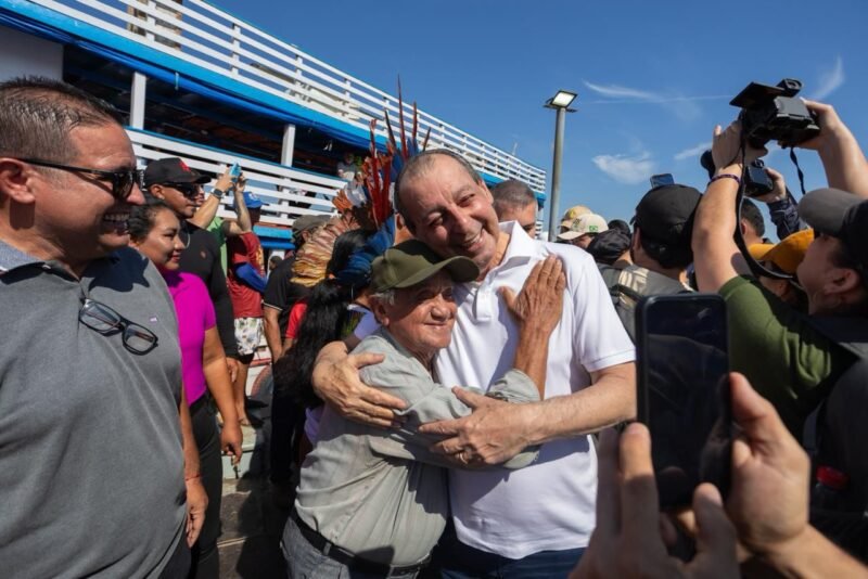 Omar Aziz reafirma apoio a obras e políticas sociais em Beruri