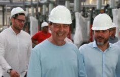 Senador visita nova planta da Cairu em Manaus — Foto: Divulgação