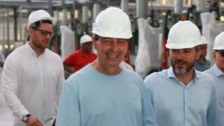 Senador visita nova planta da Cairu em Manaus — Foto: Divulgação