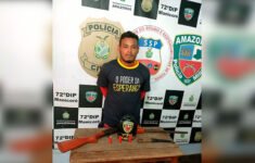 Suspeito foi preso com espingarda, faca e munições — Foto: Divulgação