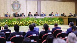 Presidente do TCE-AM integra mesa na cerimônia do Mérito TJAM