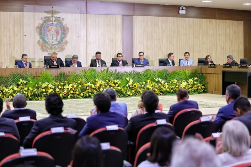 Presidente do TCE-AM integra mesa na cerimônia do Mérito TJAM