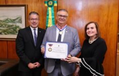 Flávio Dino recebe honraria máxima do TCE-AM (Foto: Joel Arthus/DICOM TCE-AM)