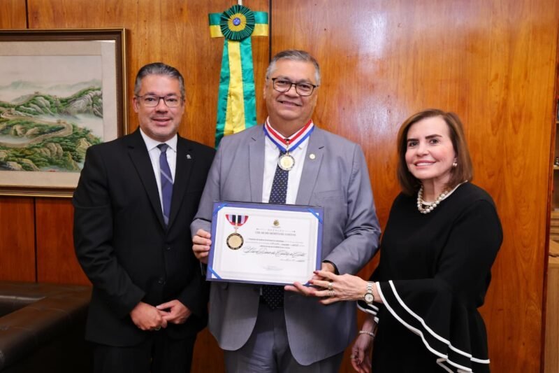 TCE-AM entrega Colar do Mérito a Flávio Dino em Brasília