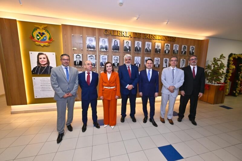 TCE-AM reinaugura galeria histórica de ex-presidentes