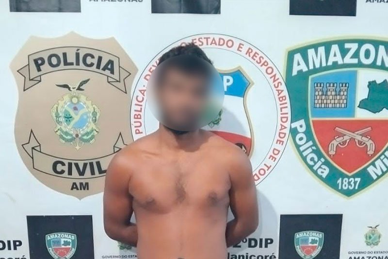 Gustavo foi preso e apresentado na delegacia (Foto: Divulgação) Homem é preso após ameaçar filha e agredir esposa no AM