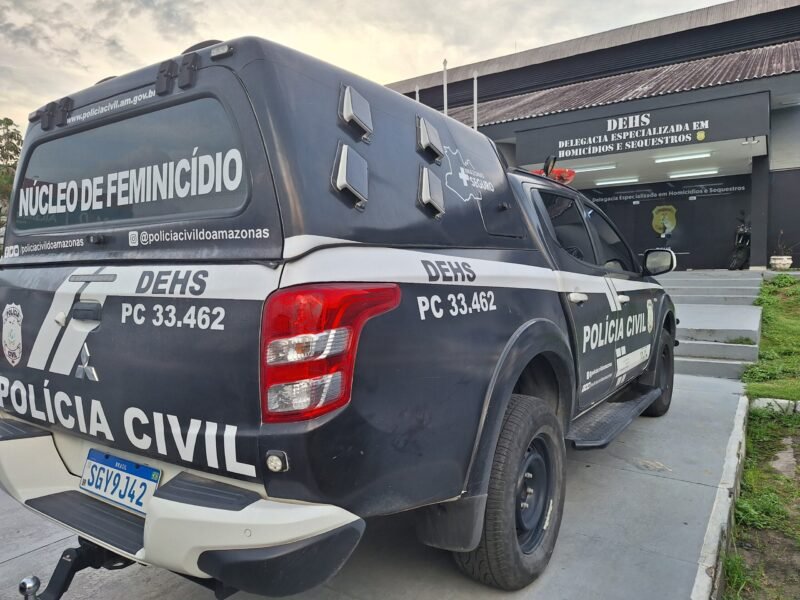 Filho é preso e pai segue foragido por homicídio em bar