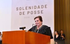 Yara Lins é homenageada pelos 50 anos de carreira no TCE-AM