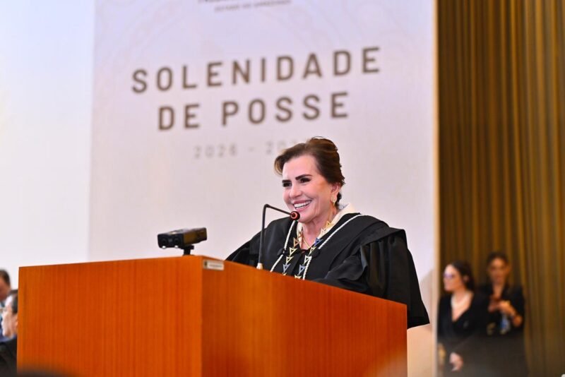 Yara Lins é homenageada pelos 50 anos de carreira no TCE-AM