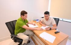 Prefeito David Almeida assina decreto ao lado de Marcos Rotta. (Foto: Dhyeizo Lemos / Semcom)