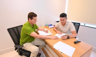 Prefeito David Almeida assina decreto ao lado de Marcos Rotta. (Foto: Dhyeizo Lemos / Semcom)