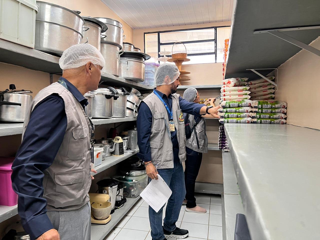 Fiscalização em uma escola estadual (Foto: Álefe Penha/TCE-AM)