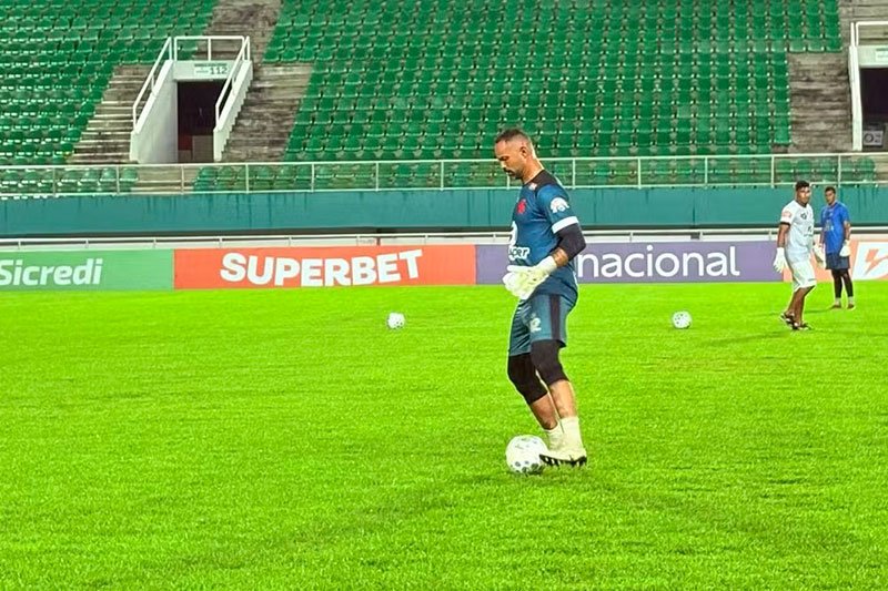 Bruno durante aquecimento pelo Vasco-AC (Foto: Franciele Julião)
