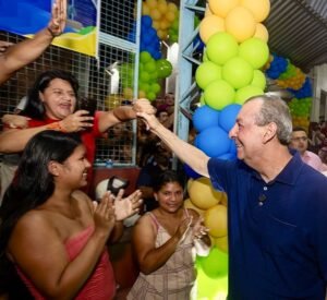 Omar Aziz cumprimenta eleitores (Foto: Divulgação)