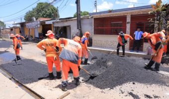 Obras avançam na rua Tenório Telles, no Tarumã. (Foto: Márcio Melo / Seminf)