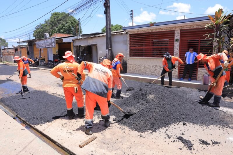 Obras avançam na rua Tenório Telles, no Tarumã. (Foto: Márcio Melo / Seminf) Prefeitura leva asfalto ao Parque São Pedro, no Tarumã