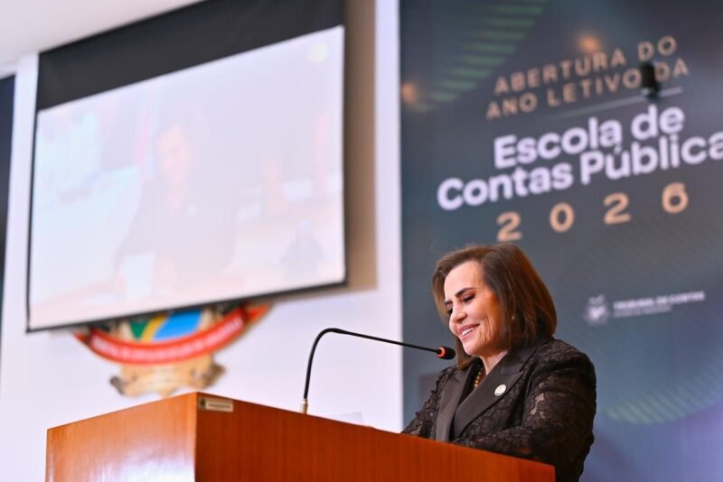 Yara Lins destaca conhecimento na abertura do ano letivo da ECP