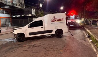 Veículo ficou atravessado e bloqueou parte da avenida (Foto: Divulgação)