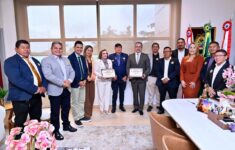 Conselheiros recebem título no interior (Foto: Joel Arthus/TCE-AM)