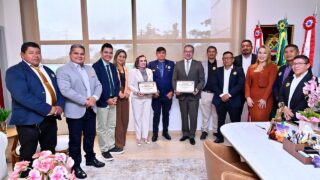 Conselheiros recebem título no interior (Foto: Joel Arthus/TCE-AM)