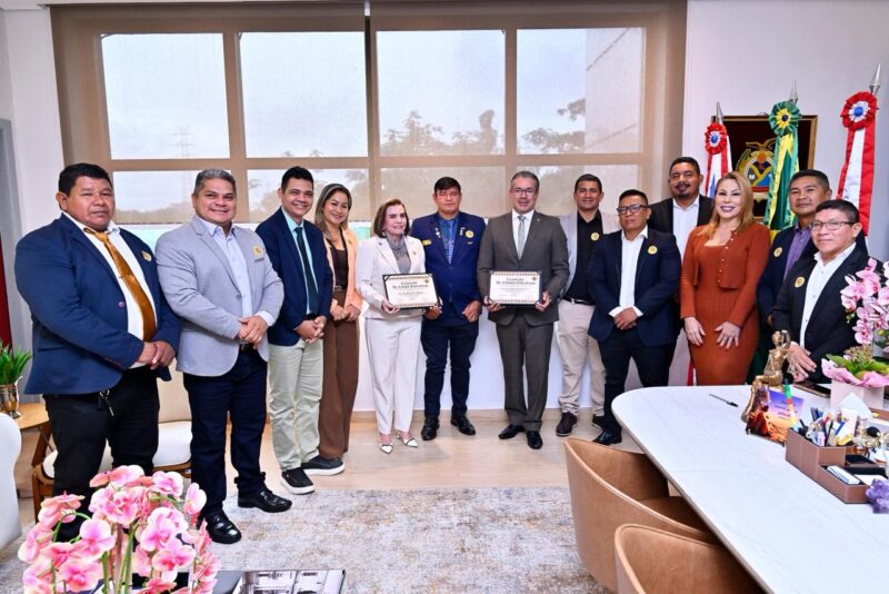 Conselheiros do TCE-AM recebem título no interior