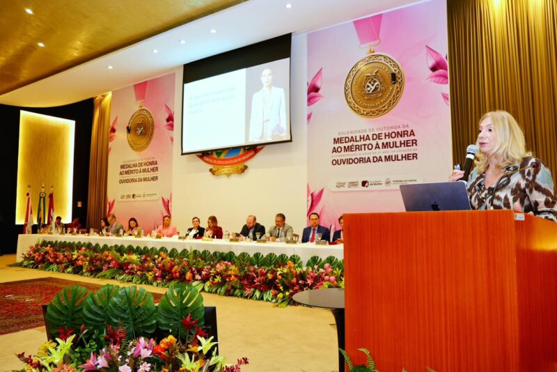 Palestra no TCE-AM destaca força e identidade feminina