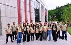 Jovens aprendizes em atividade no TCE-AM (Foto: Joel Arthus/DICOM TCE-AM)