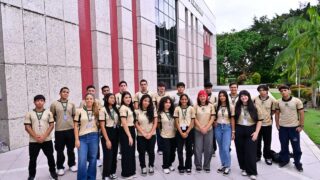 Jovens aprendizes em atividade no TCE-AM (Foto: Joel Arthus/DICOM TCE-AM)