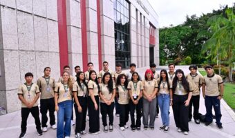 Jovens aprendizes em atividade no TCE-AM (Foto: Joel Arthus/DICOM TCE-AM)