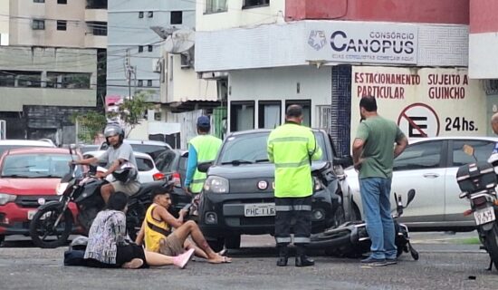 Acidente deixa casal ferido em cruzamento de Manaus