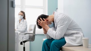 Burnout entre profissionais da saúde acende alerta para formação humanizada