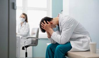 Burnout entre profissionais da saúde acende alerta para formação humanizada