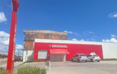 Drogaria foi alvo de criminoso armado durante a abertura. (Foto: Josemar Antunes)