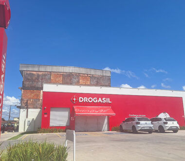 Drogaria foi alvo de criminoso armado durante a abertura. (Foto: Josemar Antunes)