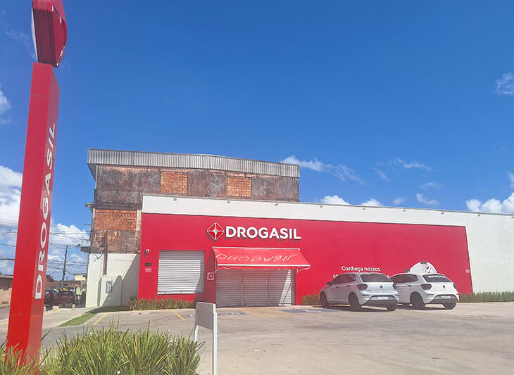 Drogaria foi alvo de criminoso armado durante a abertura. (Foto: Josemar Antunes)