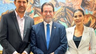 Dr. Gomes presta homenagem para prefeito e vice de Apuí, na Aleam (Foto: Reprodução/Instagram)