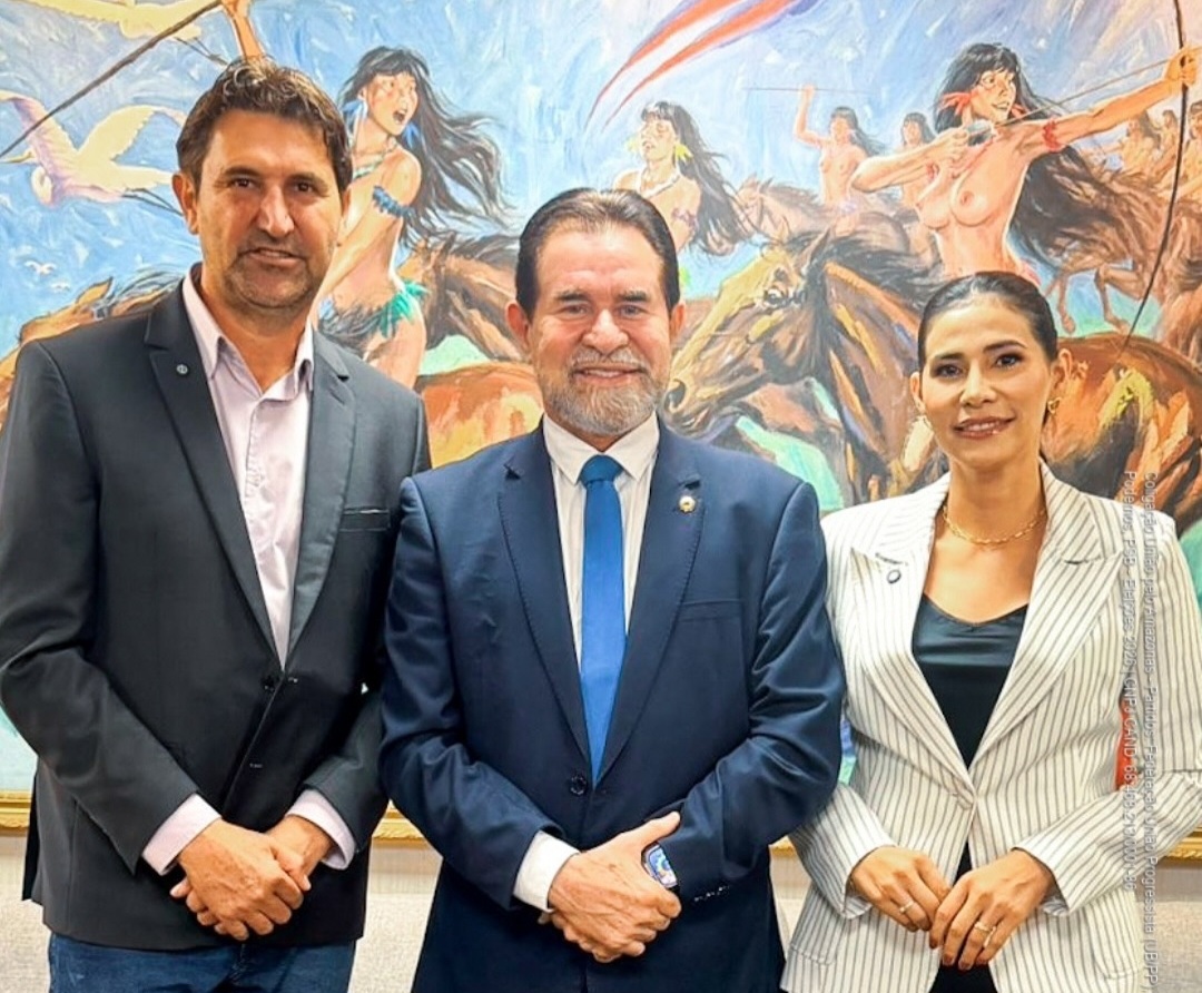 Dr. Gomes homenageia prefeito e vice-prefeita de Apuí