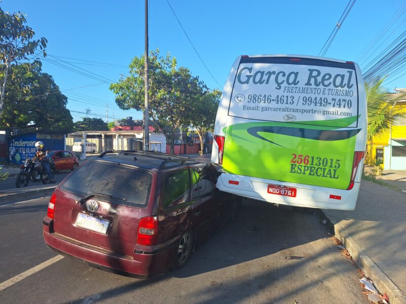 Acidente na Zona Leste de Manaus. (Foto: Josemar Antunes) Em Manaus, motorista colide carro em micro-ônibus e foge
