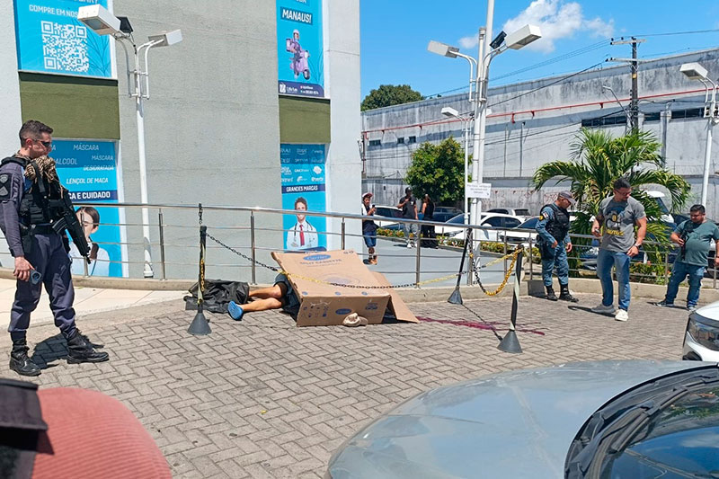 Perícia foi realizada no local do homicídio. (Foto: Divulgação) Homem é executado a tiros em frente a shopping de Manaus
