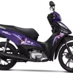 Honda Biz Kuromi tem pintura roxa e grafismos inspirados na personagem. (Foto: Honda/Divulgação)