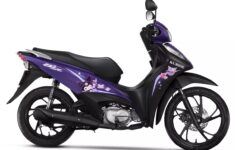 Honda Biz Kuromi tem pintura roxa e grafismos inspirados na personagem. (Foto: Honda/Divulgação)