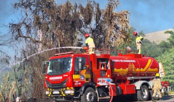Incêndio atinge área de mata no Distrito Industrial-(Foto: Josemar Antunes)