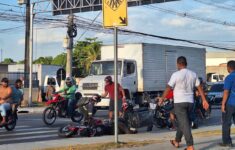 Motociclistas se envolvem em acidente na Zona Leste de Manaus