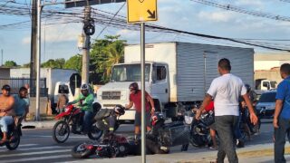 Motociclistas se envolvem em acidente na Zona Leste de Manaus