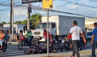 Motociclistas se envolvem em acidente na Zona Leste de Manaus